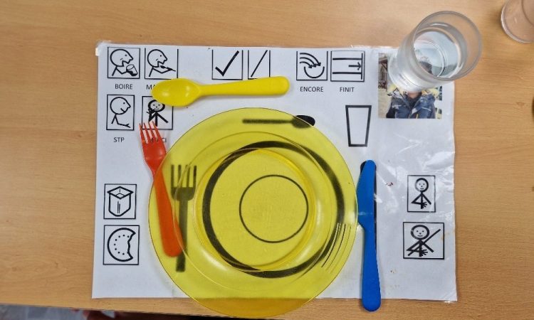 Repas avec set de table Makaton